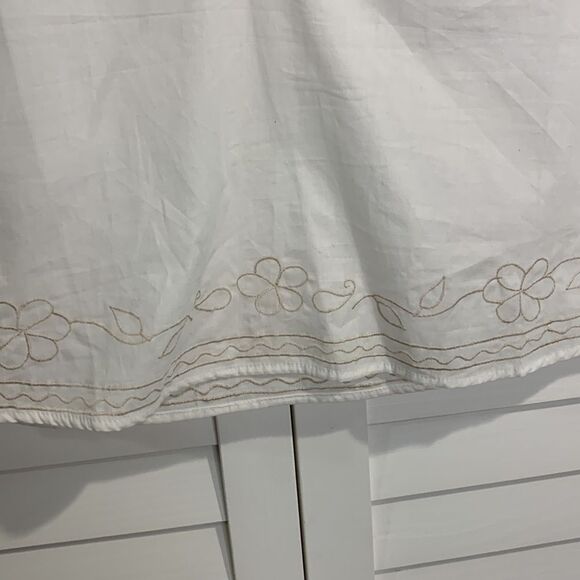 Kuhl while sleeveless top with cream floral embroidery - Picture 9 of 9